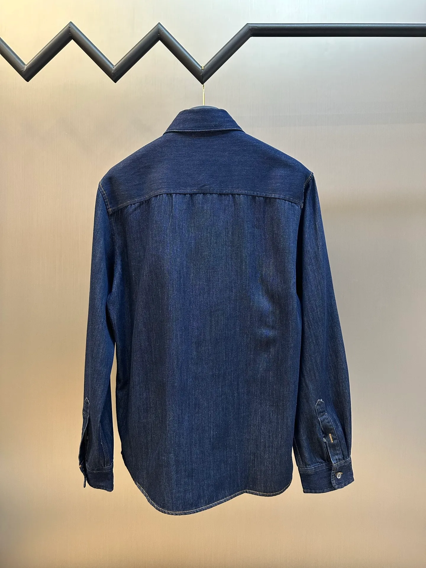 Ami Paris embroidered denim shirt is made of custom-made fermented denim material, with a deep twilight blue as the background color. It is pure and rich, with a golden brown heart on the chest. It is small but eye-catching, injecting agility and elegance into the tough denim. Using imported machine embroidery technology, advanced computer control systems and precision mechanical components, Ami love embroidery operations are realized. Using fried sand hand-rubbing technology, the surface of the denim material will be naturally faded and worn by processing on the sand-fried sand machine. Then, special tools are used to physically damage the surface of the denim material by hand, maintaining the original texture and details while increasing its uniqueness. Stir-fried snowballs, fried salt, specially prepare the corresponding solution, add a certain amount of dye, soak the denim material in it to absorb the solvent, and then scrub and dry it to further fade and oxidize it. size：s m l xl